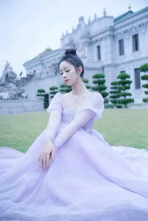 新版林月如的扮演者名叫徐好,圆圆的脸蛋很是甜美可爱,听说还是北电第