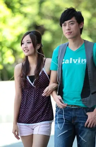 耳塞居然可以使两人如此合拍,情路=音乐路?