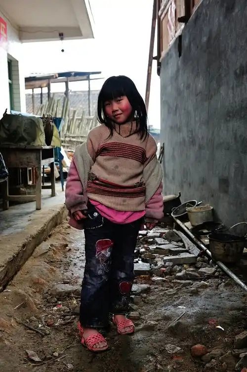 冬天穿凉鞋的小姑娘