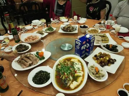 镇海山外山饭店聚餐,共有12位同学参加