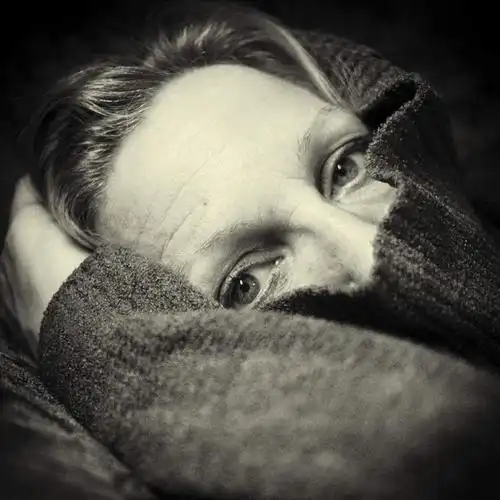 西方人,脸,头,脸颊,一个人,躺,方图,黑白,室外,特写,白天,正面,毛衣