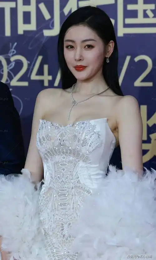 张天爱最新美照白色抹胸红唇诱人,网友:如同白天鹅一样美丽_爱的_照片