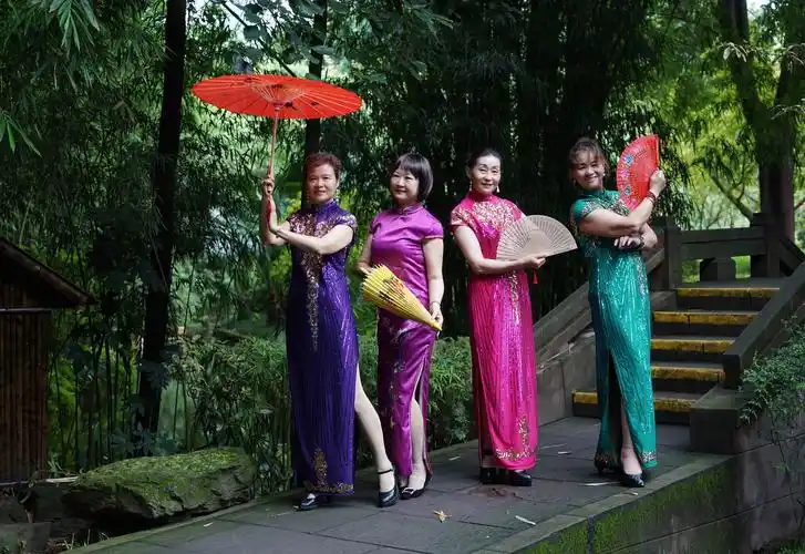 姐妹们望江公园旗袍秀 - 美篇
