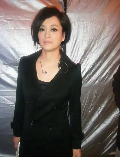 毛阿敏近照,素颜难掩沧桑!中植系爆雷,她及时切割,有智慧啊!