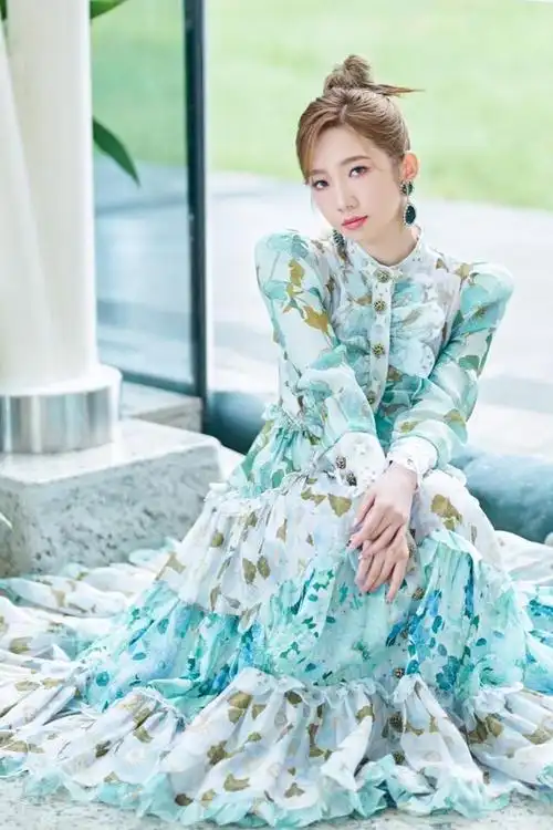 孟美岐不想做大哥穿印花裙打扮似邻家女孩清新脱俗不敢认