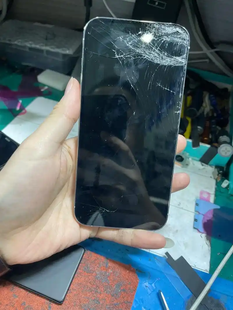 苹果14promax     屏幕爆碎77支架变形77后框变形  - 抖音