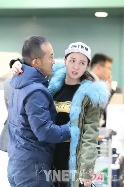 张萌与老公首同场曝光 机场大方热拥无视镜头