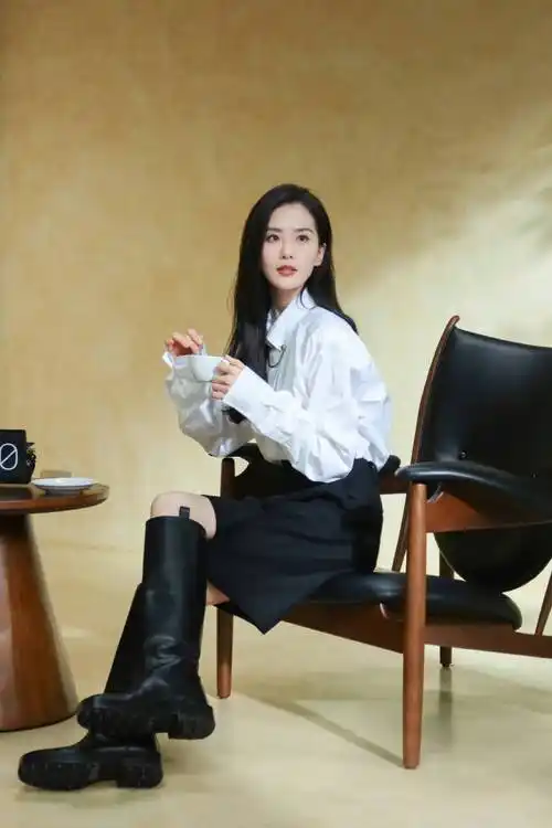 刘诗诗白衬衫搭长靴优雅精致手捧暖茶美出新高度