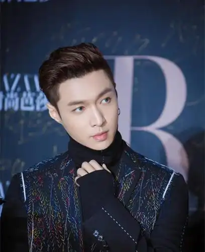 张艺兴在里面扮演了一个二十出头人尽可欺的"小鲜肉"小蔡,也算是年龄