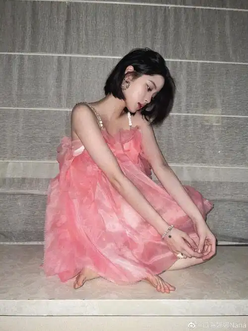 欧阳娜娜穿粉纱裙仙气足肤白貌美灵动可爱