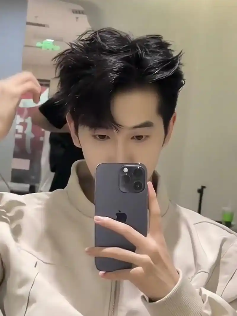 30秒教会你吹王嘉尔同款三七分发型教程.30秒教会你吹王嘉尔 - 抖音