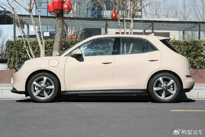 建议女生开自动挡省油小型车,看看这两款,灵活好开,安全配置多|小型车