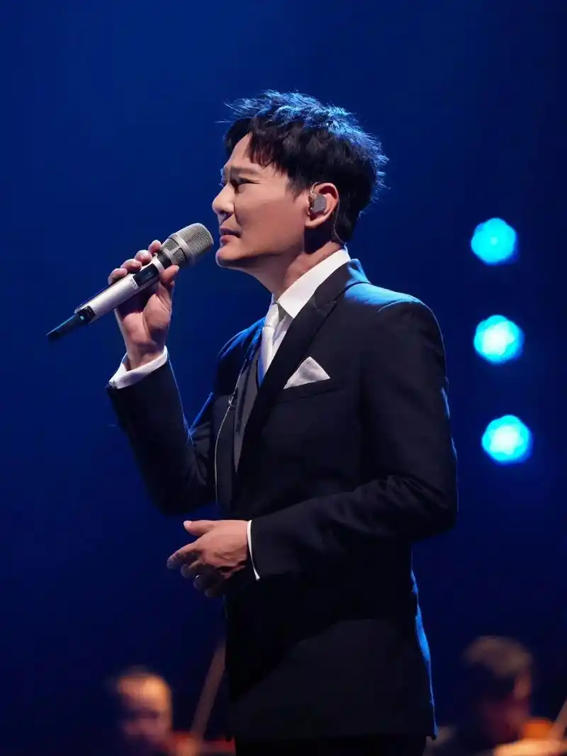 西装男神,好好珍惜你演唱会的日子.#张信哲 #情歌王子 #前 - 抖音