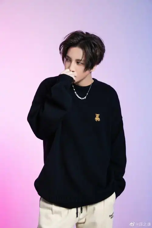 薛之谦旗袍装#《火星情报局5》薛之谦以一席红色复古旗袍的造型惊揶