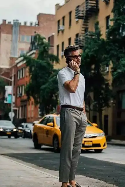 比如,想要商务一些,纯色衬衫搭配纯色棉麻裤配皮鞋,就显得大方得体