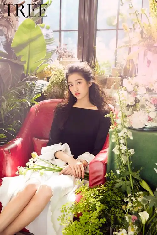 关晓彤:倔强生长,恣意绽放—大树时尚