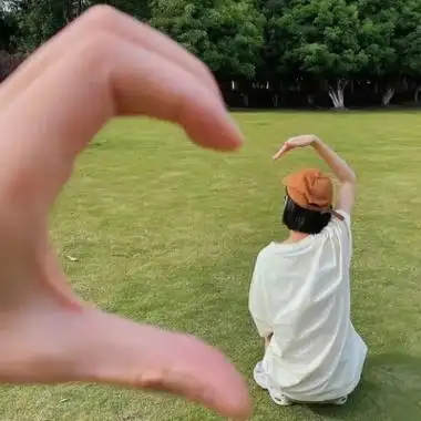 2023最新比心温暖真人情侣头像