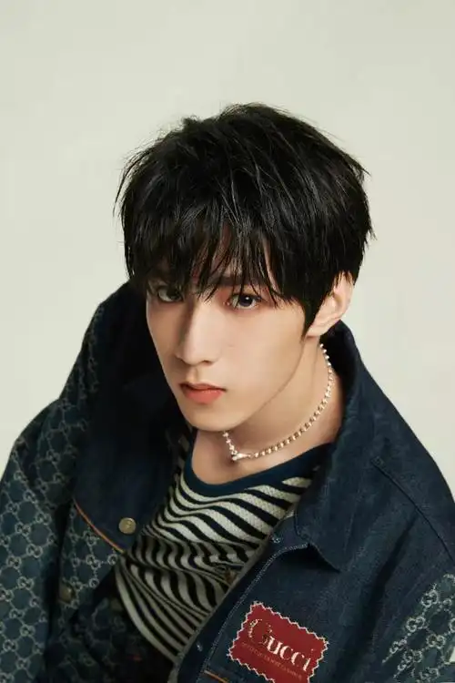 刘耀文图片无水印霸气(刘耀文男模身材太耀眼,网友:透露出一股与中考