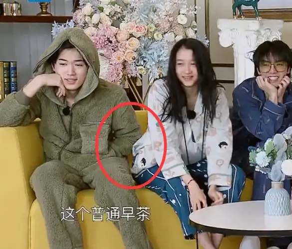 宋亚轩想挨着关晓彤坐,瞄一眼台下的人后,下一秒行为让人笑喷