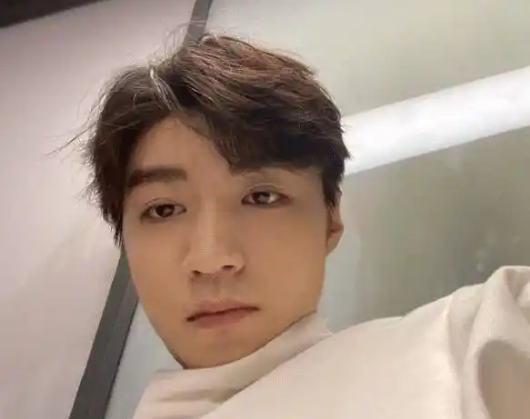 有一种"发福"叫复工的王俊凯,晒"迷之角度"自拍照,脱粉一秒钟_阳光