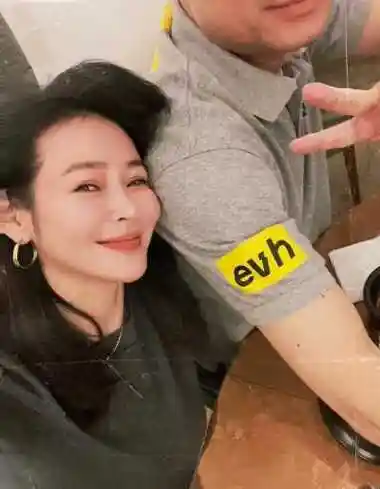 于明加老公胡俊个人资料简介(于明加与老公的感qing故事)插图