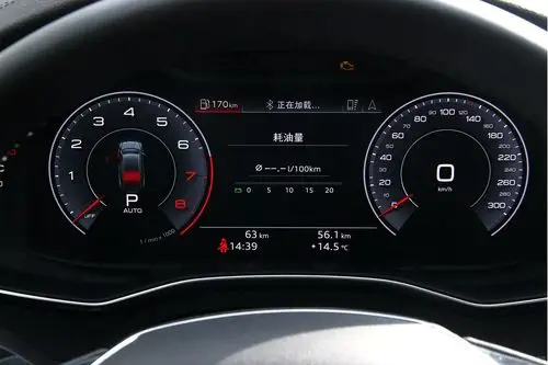 仪表盘采用的是全液晶仪表盘,新车能够显示清晰显示导航,油耗等其它