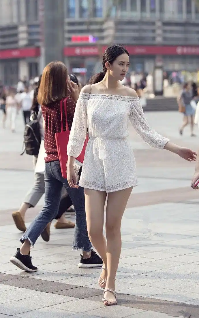 路人街拍:时尚唯美范连衣裙,让小姐姐艳压群芳,女人味十足啊