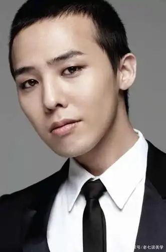 寸头是检验男神的标准,权志龙的这款发型还是挺适合他.