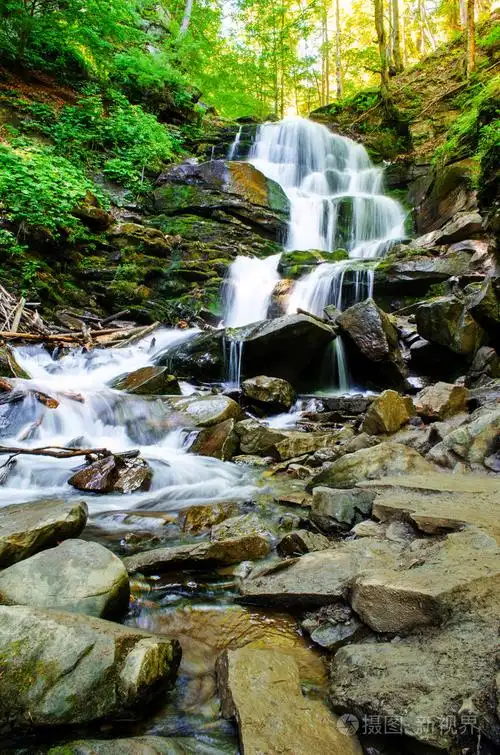 山瀑布美丽的风景在夏天