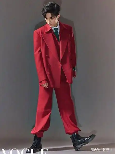 有种惊艳叫肖战霸气照片,看清全身照后,还以为是王一博!