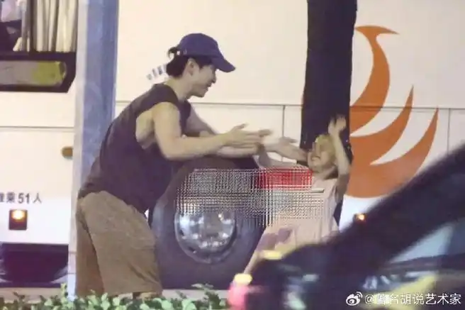 董子健路边和女儿跳舞##董子健和女儿路边跳舞互动