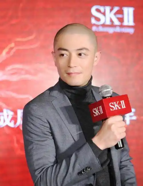 剃光头的霍建华,戴假发拍广告,效果莫名喜感!