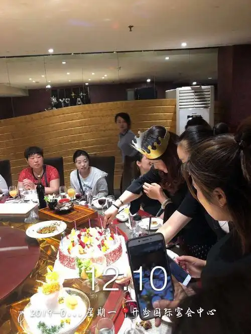 中午999美女过生日