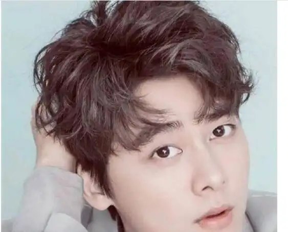 烫发发型烫起来显得蓬松又特别的大气,这样的男生四六分发型就能变得