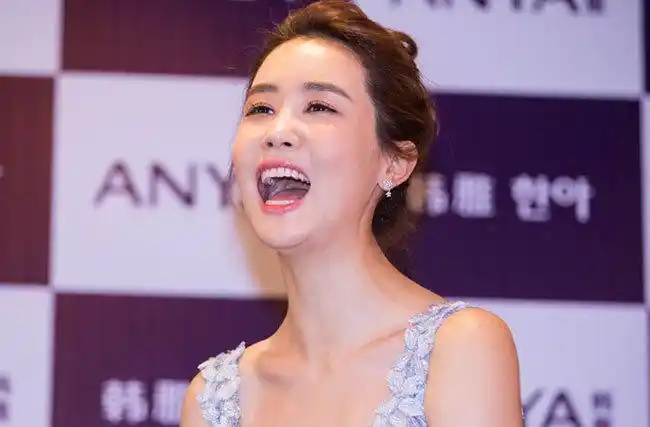 李多海剪刀手自拍萌萌哒 鼻子发光疑似整容