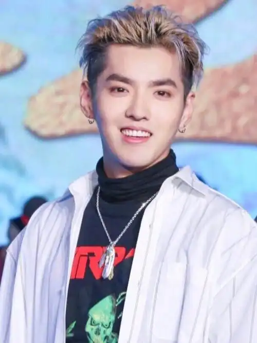 比如吴亦凡和宋祖儿,怪不得有人觉得他俩笑起来有点像 - 宋祖儿的嘴巴