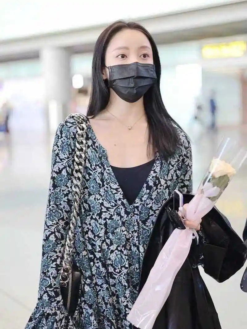 机场街拍,姜贞羽蓝色印花连衣裙 墨镜温柔可人.