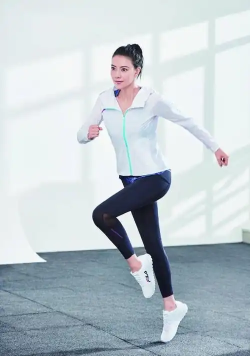 42岁高圆圆产后依旧纤细妥妥的辣妈一枚自称运动是保养秘诀