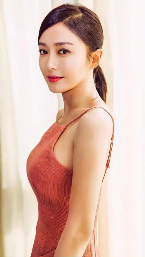 秦岚展示完美身材,一身粉嫩的吊带裙,衬得玲珑有致……__财经头条