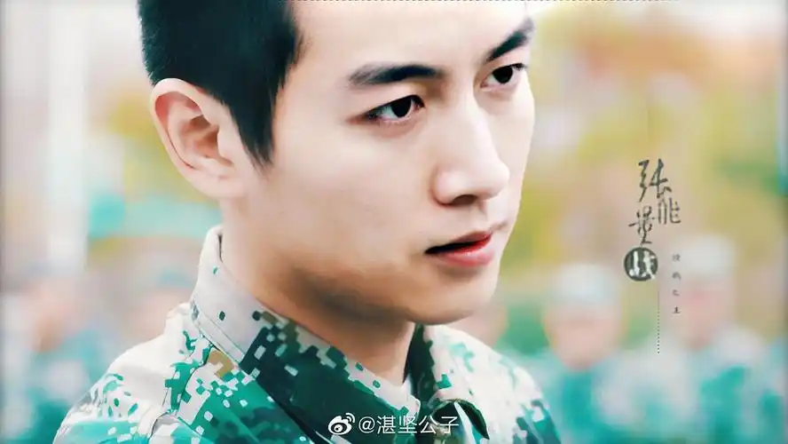 插播一条新闻,新闻里的男孩因为看了陆战之王觉得自己跟陈晓扮演的