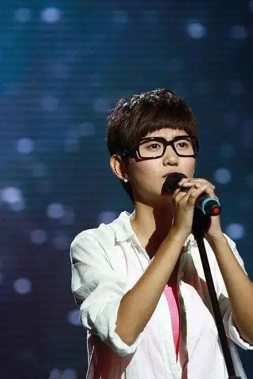 她从快乐女生总冠军到开出租车一夜成名又一落千丈后咋样