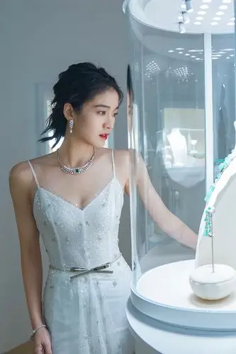 张雪迎受邀出席高级珠宝展纯白星空纱裙宛如公主