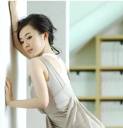 一脱成名霍思燕早年大尺度作品全裸出镜如今靠儿子洗白