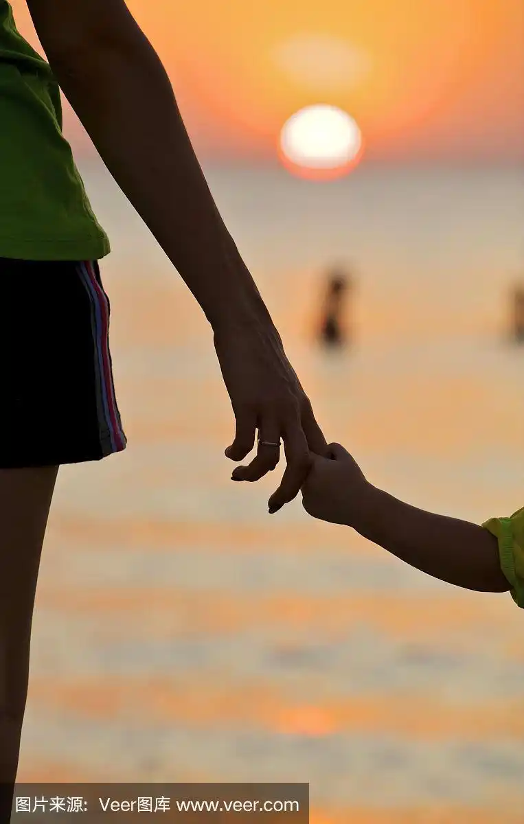 小女儿牵着妈妈的手