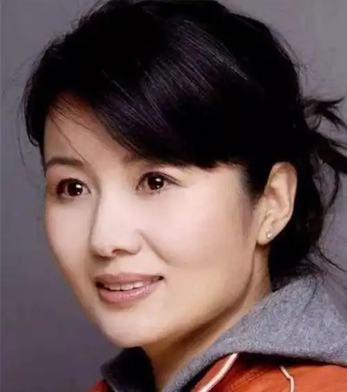 她是杜淳的妈妈,曾为拍戏而"假戏真做",现如今隐退之后无人识