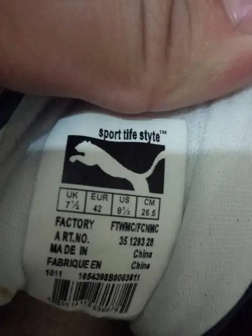 网上买的puma鞋子,鞋标好像太假了吧,puma不都是红色吗?