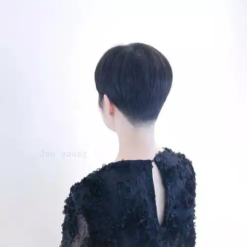 "后脑勺"被推掉的短发