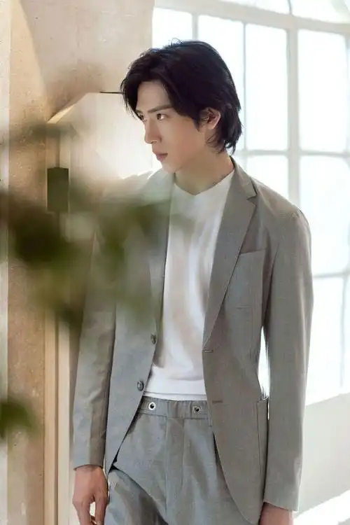 这谁顶得住井柏然托腮沉思眼神忧郁比心又甜又帅直击少女心