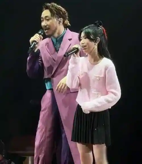 回顾郑中基的感情经历,他的前任女友杨千嬅也是娱乐圈的一位知名歌手.