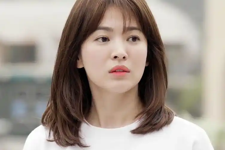 《太阳的后裔》爆红"姜暮烟look"